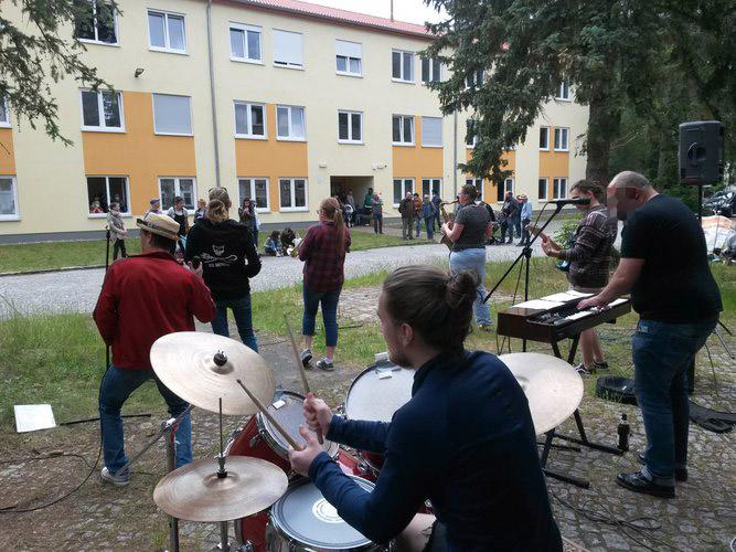 Konzert Bernau-Waldfrieden: Band & Publikum Foto 1