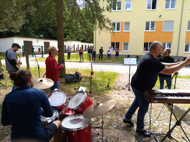 Konzert Bernau-Waldfrieden: Band & Publikum Foto 2